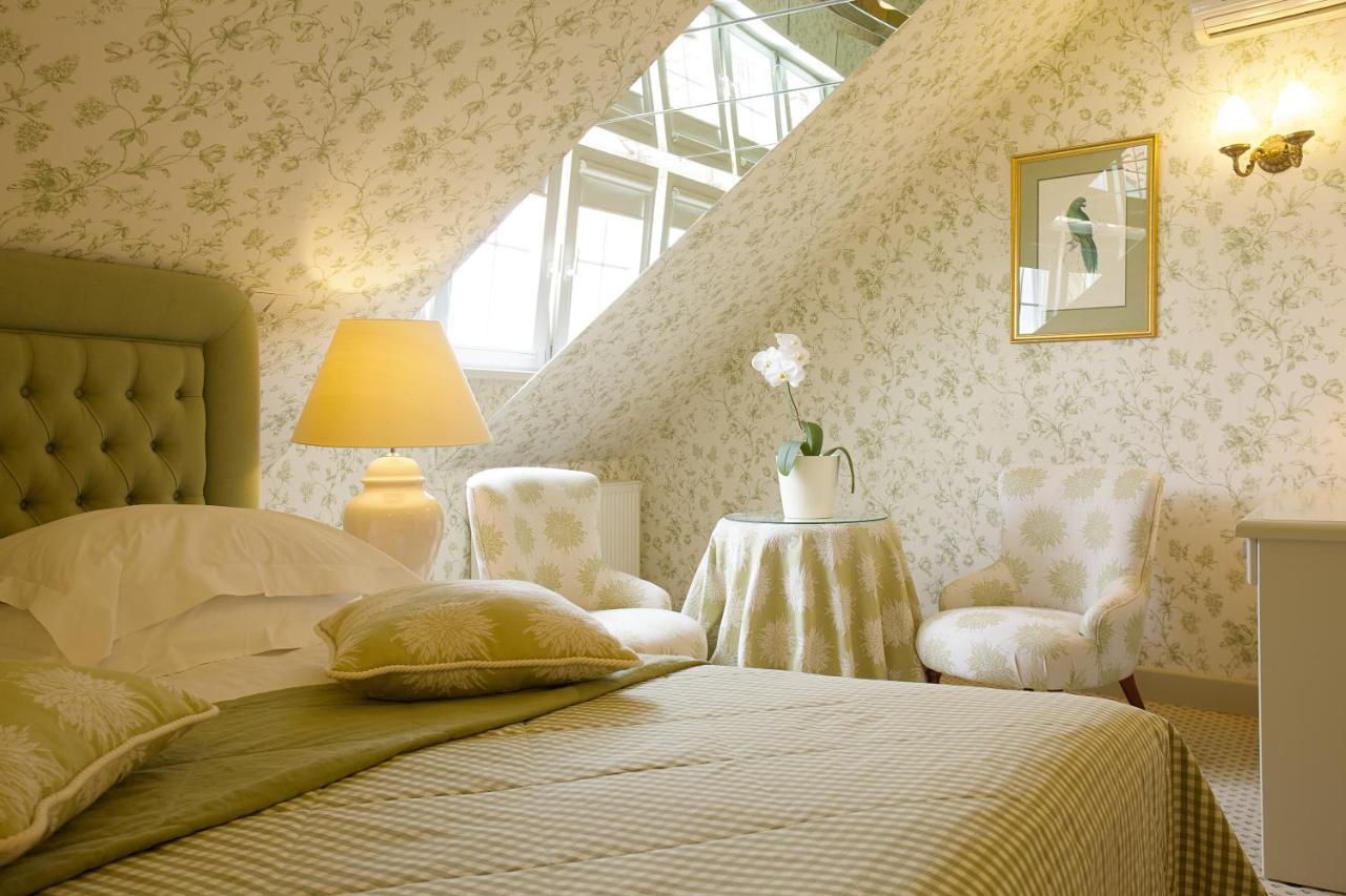 Narutis Hotel - Small Luxury Hotels Of The World Vilnius Exterior photo A room at the hotel