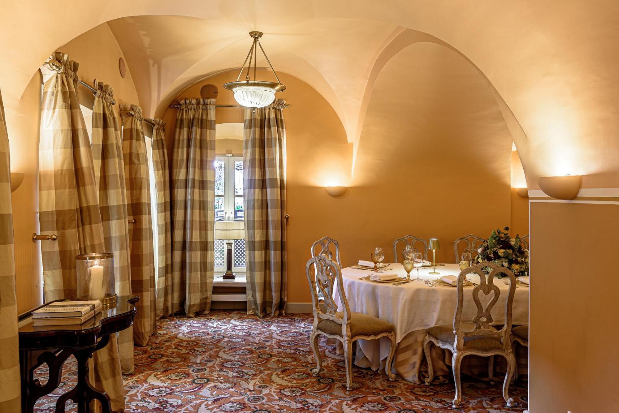 Narutis Hotel - Small Luxury Hotels Of The World Vilnius Exterior photo The dining room