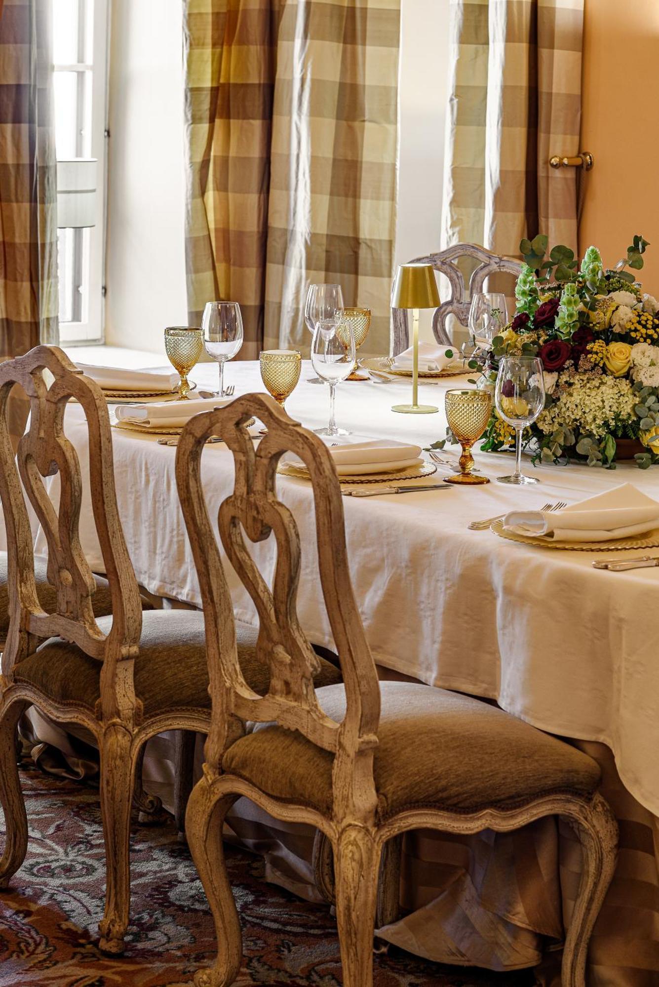 Narutis Hotel - Small Luxury Hotels Of The World Vilnius Exterior photo A table set for a formal dinner