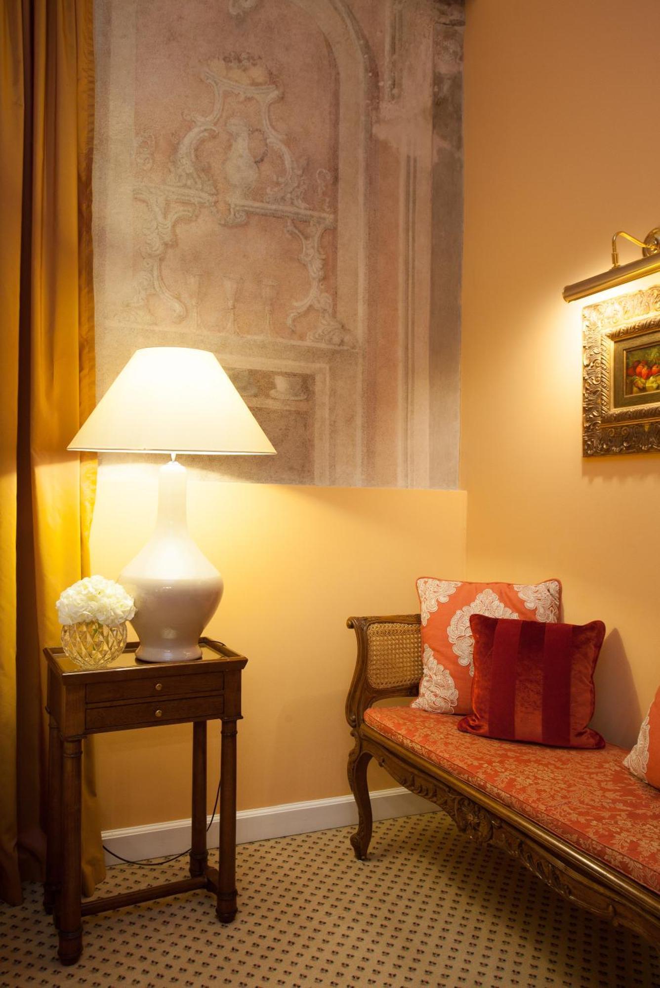 Narutis Hotel - Small Luxury Hotels Of The World Vilnius Room photo A table lamp
