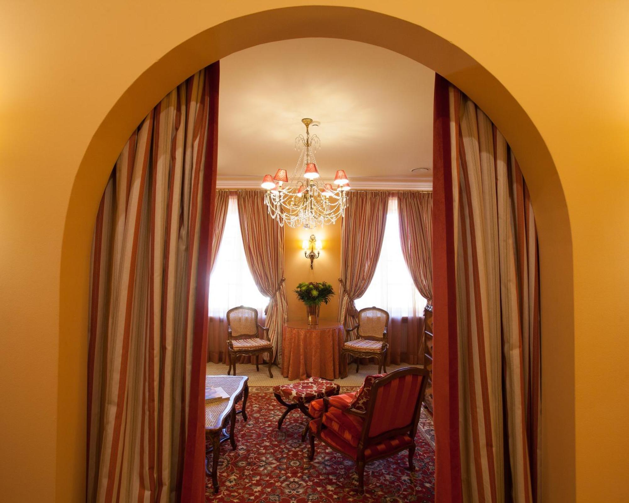 Narutis Hotel - Small Luxury Hotels Of The World Vilnius Room photo Interior of the hotel
