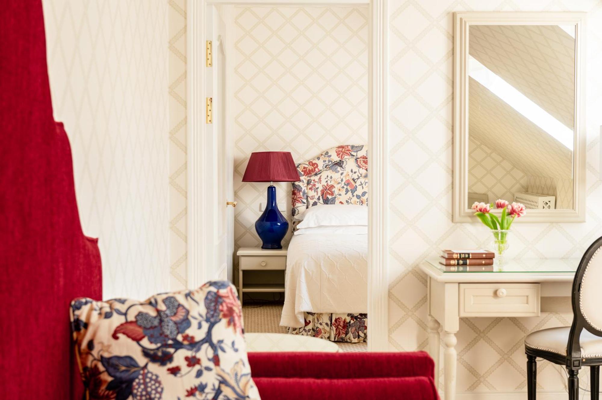 Narutis Hotel - Small Luxury Hotels Of The World Vilnius Exterior photo A room at the hotel